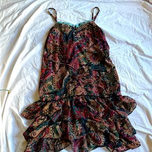 Fitted paisley boho dress w ruffled bottom and button detail